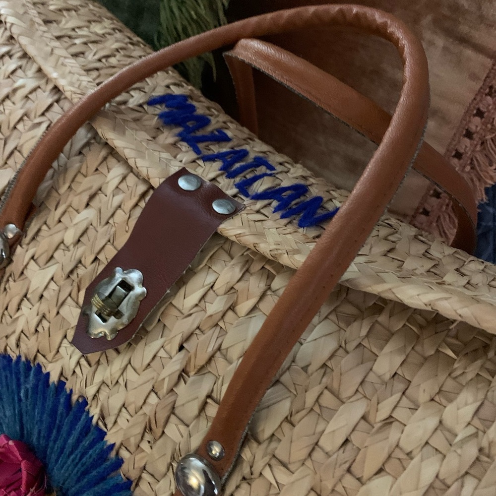 Large Straw Purse - Picture 3 of 6